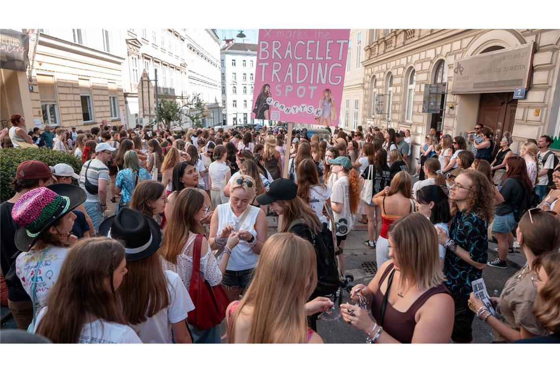 Get-together von Swifties in Wien ein Jahr nach Terroralarm Wien am Freitag: Taylor-Swift-Fans versammeln sich und tauschen Armbänder aus.