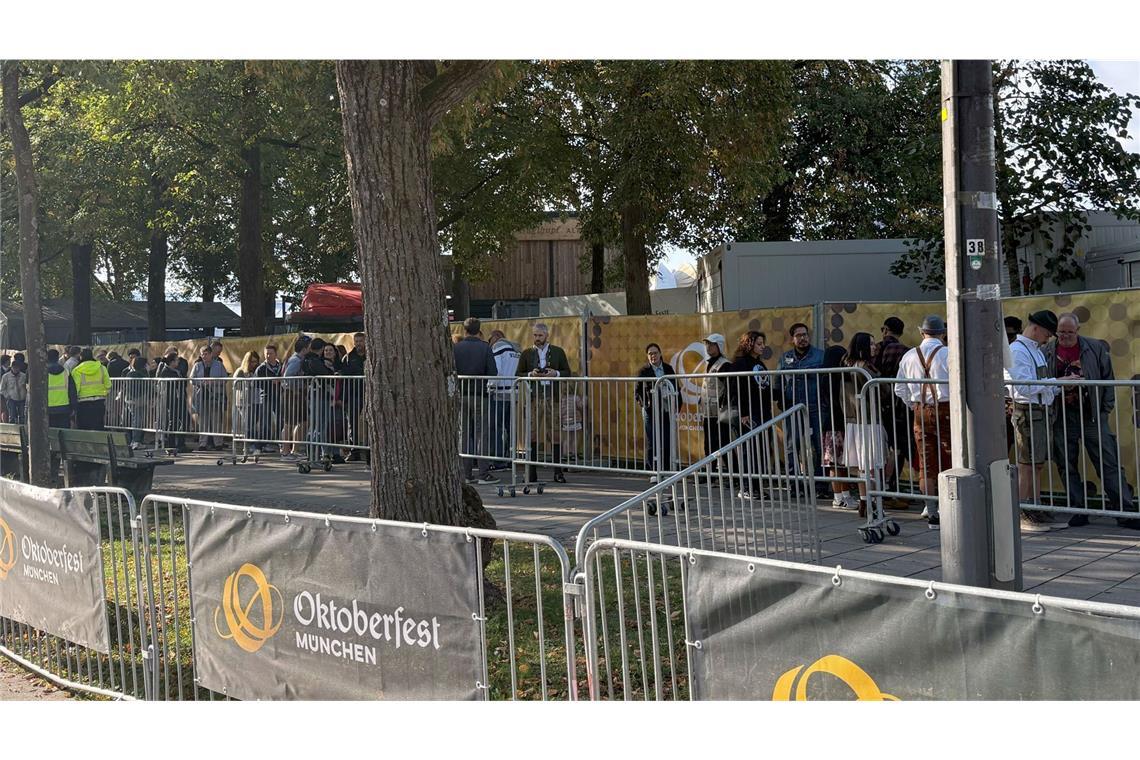 Sprengstoff-Drohung gegen Wiesn: Was wir wissen und was nicht Wiesn-Besucher warten vergeblich auf den Einlass.