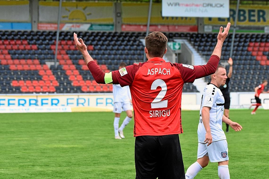 Großaspach kassiert die fünfte Niederlage in Folge Wieso, fragten sich Aspachs Fußballer um Sandro Sirigu am Ende wieder einmal. Hinten kassierte die SG zwei einfache Tore, vorne nutzten die Schwaben auch gegen Frankfurt ihre Chancen nicht. Foto: T. Sellmaier