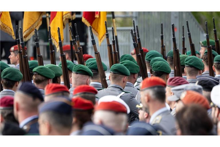 Wieviel Freiwillige können für die Bundeswehr gewonnen werden - und was, wenn das nicht reicht? Die Koalition diskutiert.