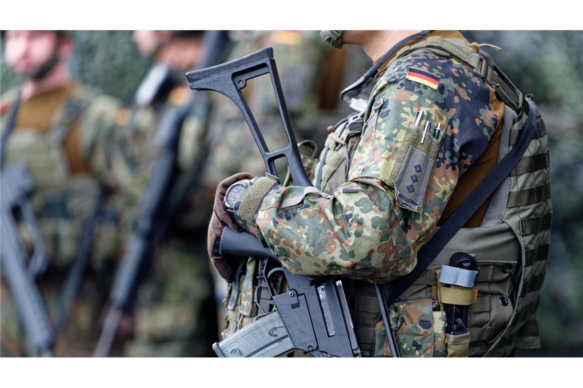 Rückkehr zur Wehrpflicht? Union für Vorbereitungen Wieviel Freiwillige können für die Bundeswehr gewonnen werden - und was, wenn das nicht reicht? Die Koalition diskutiert.