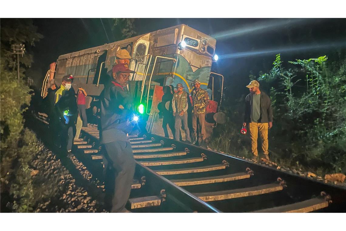 Sechs Elefanten sterben in Sri Lanka bei Kollision mit Zug Wildhüter und Polizeibeamte stehen an einer entgleisten Lokomotive, nachdem ein Personenzug mit einer Elefantenherde zusammengestoßen ist. (Foto aktuell)