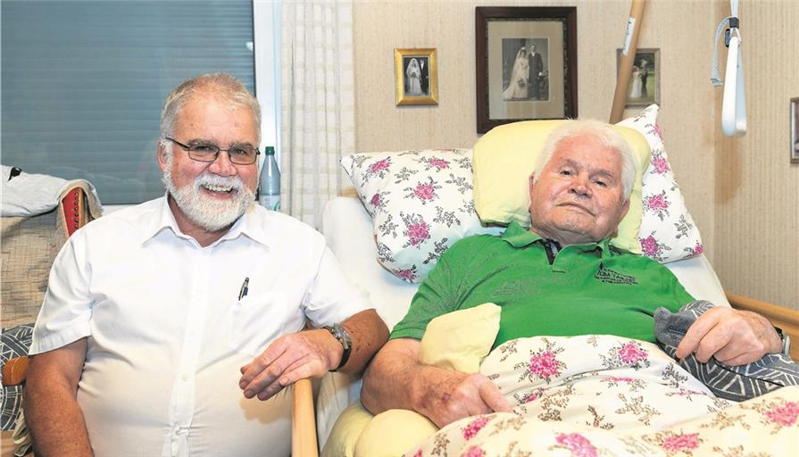 Wilhelm Dieterich (rechts) mit seinem Sohn Werner. Heute kommt die Familie zusammen, um den Jubilar hochleben zu lassen. Foto: J. Fiedler