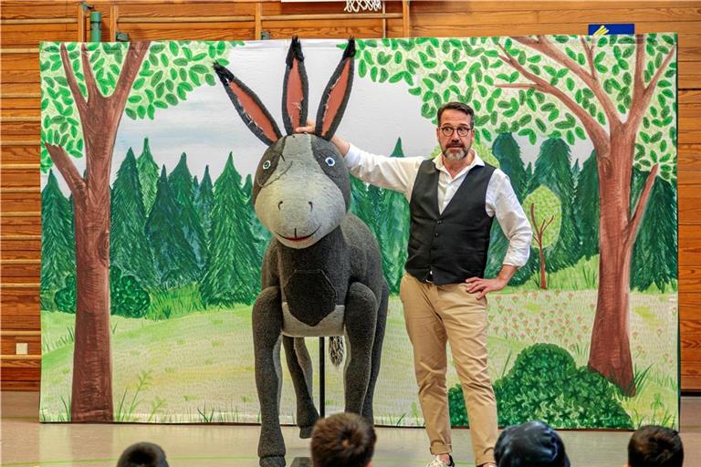 Wilhelm Schneck vom Theater Lokstoff und der Esel sind in der Hörschbachschule zu Gast. Der Schauspieler und Intendant des Theaters hat eine sympathische Geschichte rund ums Thema Inklusion und gegenseitige Akzeptanz im Gepäck. Foto: Stefan Bossow