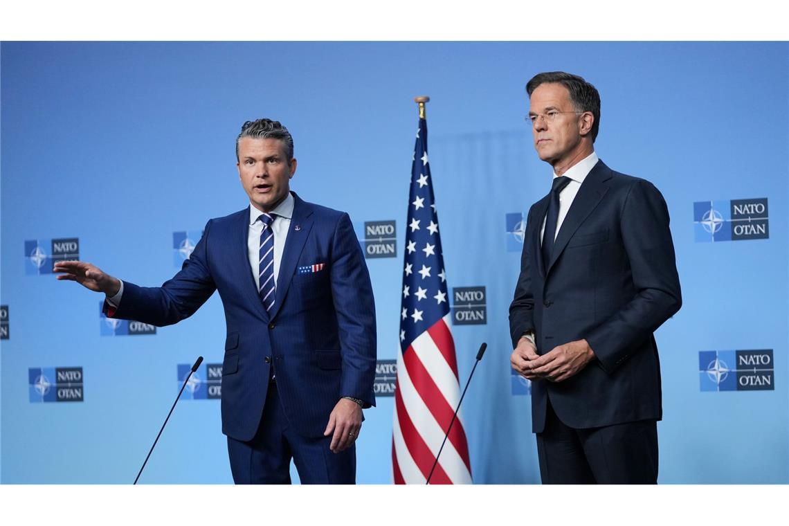 Will, dass die Europäer US-Waffenlieferungen für die Ukraine bezahlen: US-Verteidigungsminister Pete Hegseth (l), hier mit Nato-Generalsekretär Mark Rutte.