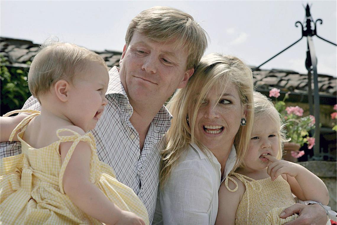 Willem-Alexander mit seiner Gattin Prinzessin Maxima und den Töchtern Prinzessin Alexia (l) und Catharina-Amalia (r) während der Sommerferien in Tavernelle.