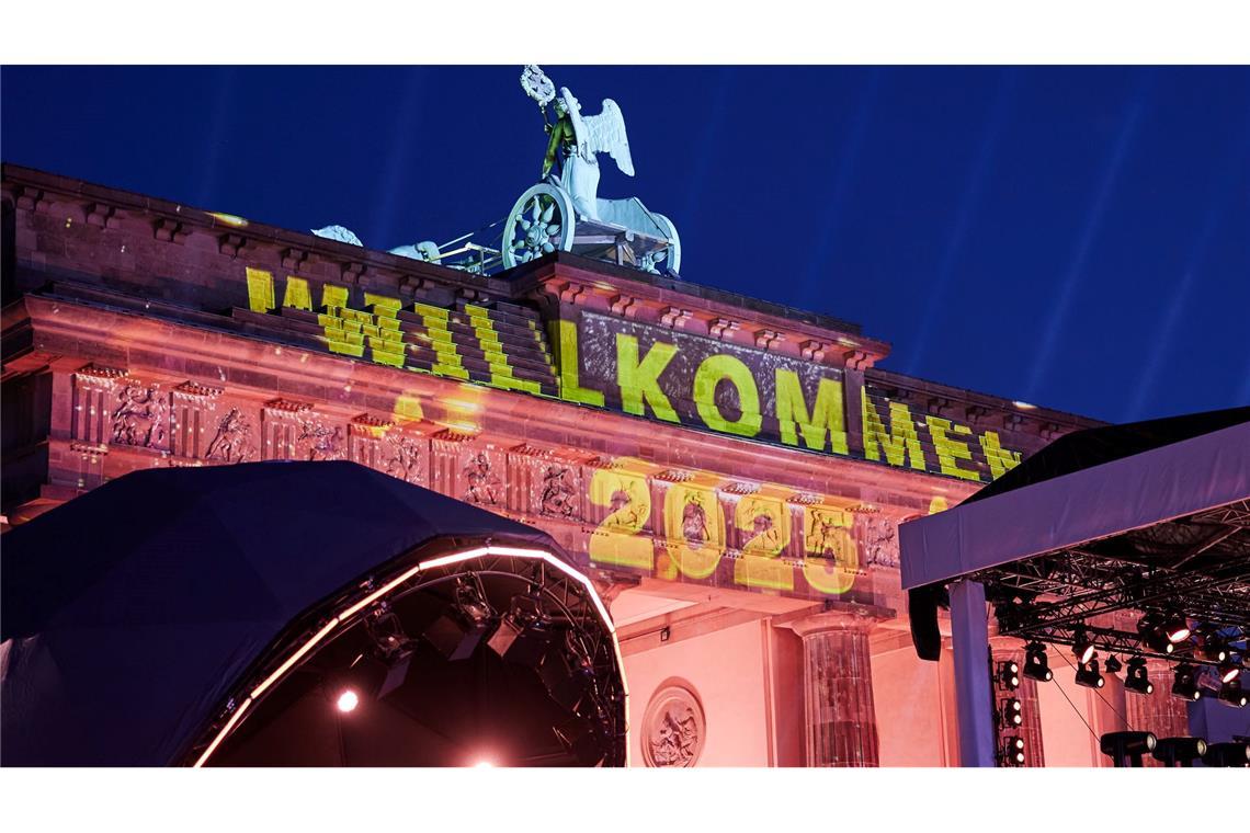 Böller-Tote und Angriffe auf Einsatzkräfte zum Jahresstart "Willkommen 2025" steht bei der Probe zur ZDF-Show am Brandenburger Tor.