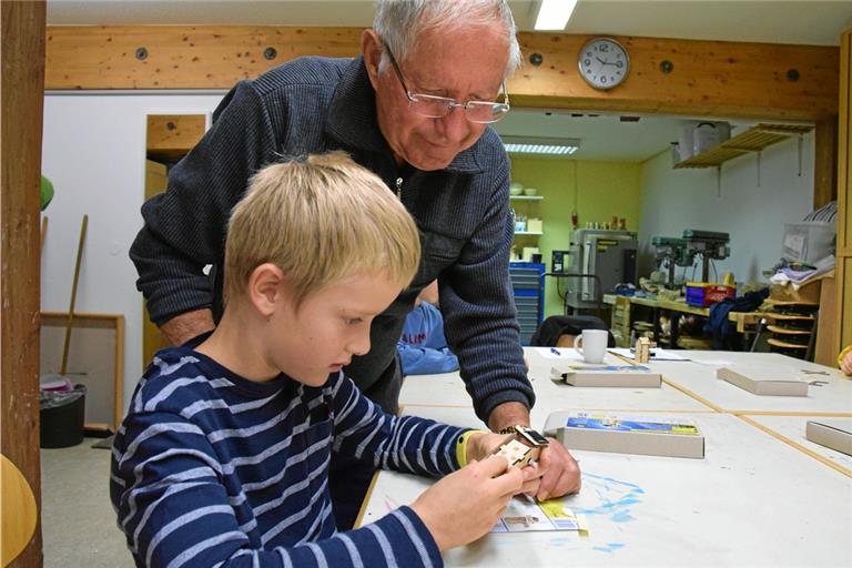 Willy Werf hilft Theodor beim Bau seiner Minisolarwindmühle. Foto: Elisabeth Klaper