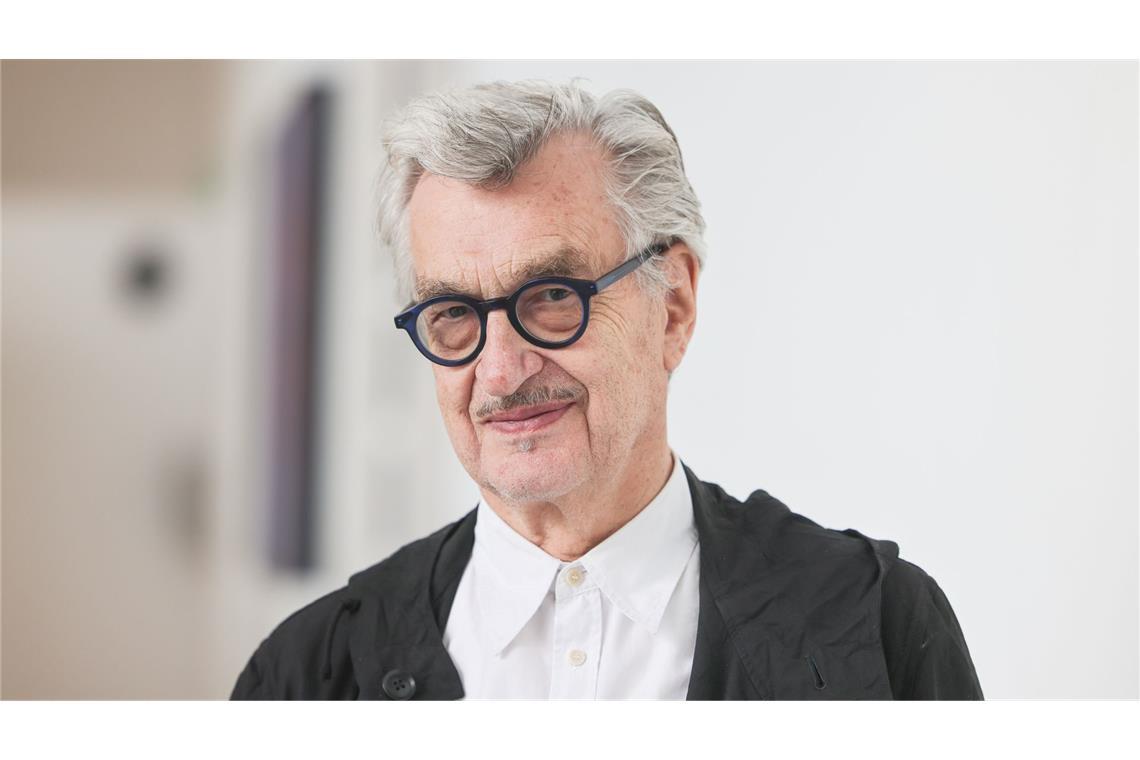 Wim Wenders ist heute eher ein Frühaufsteher Wim Wenders schaut am Morgen erst einmal aus dem Fenster. (Archivfoto)