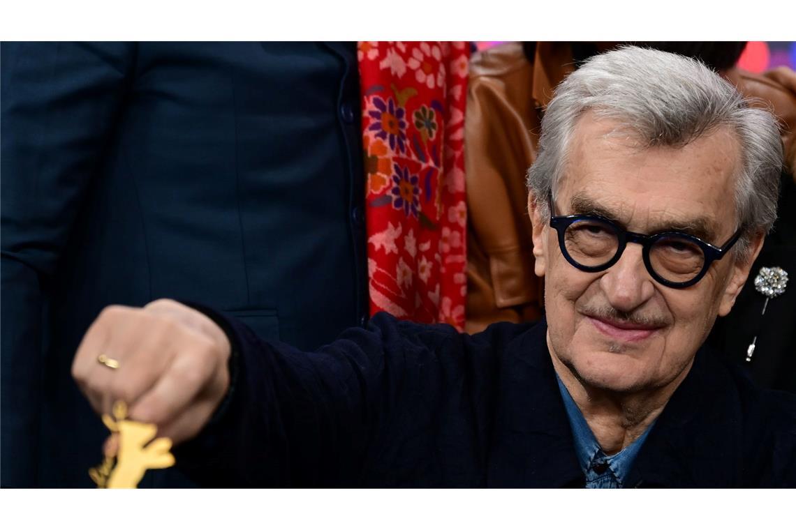 Wim Wenders, Vorsitzender der Jury der Berlinale, fasst während der Pressekonferenz der Internationalen Jury der Berlinale am Eröffnungstag im Pressezentrum einen Berlinale-Aufsteller an.