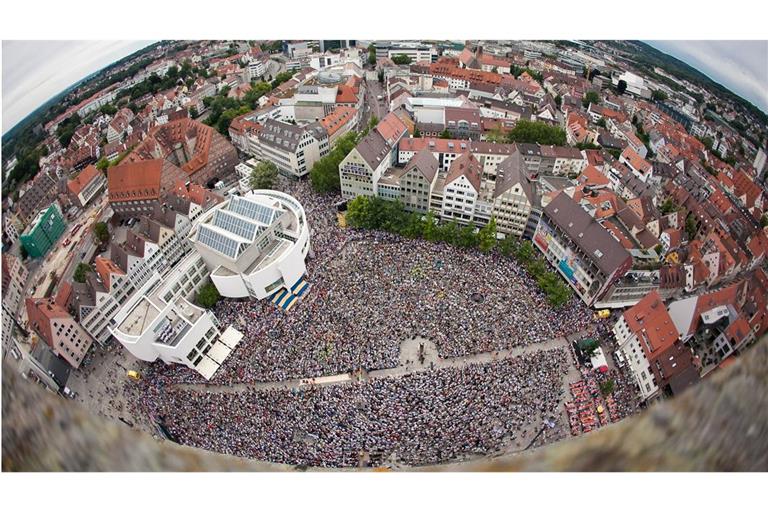 Wimmelbild mit ganz viel Blech: Vom Münsterturm lässt sich die beeindruckende Zahl an  Bläsern ermessen, die alle zwei Jahre zum Landesposaunentag  kommen.