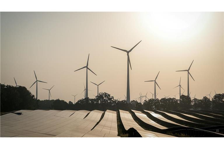 Wind (30 Prozent) und Photovoltaik (16 Prozent) stehen zusammen für fast die Hälfte der Stromerzeugung in Deutschland. (Symbolbild)