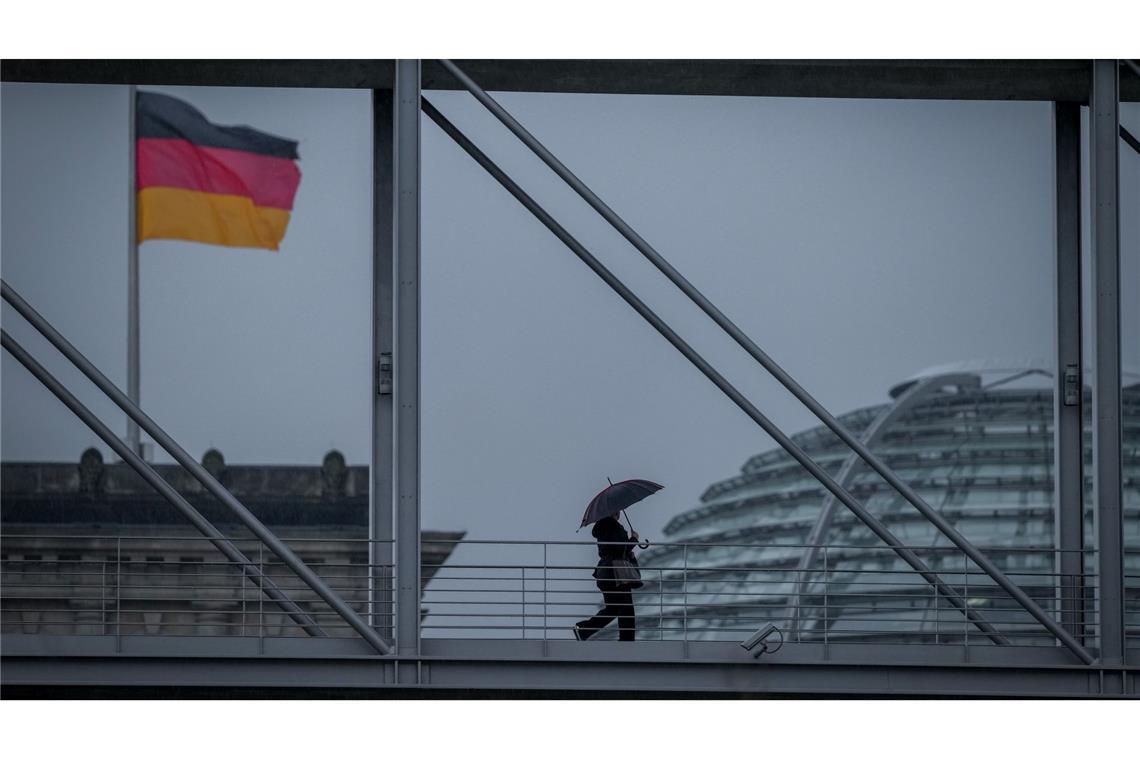 Wind, Regen und Schnee zum Wochenende Wind und Regen bleiben auch am Wochenende ein Thema