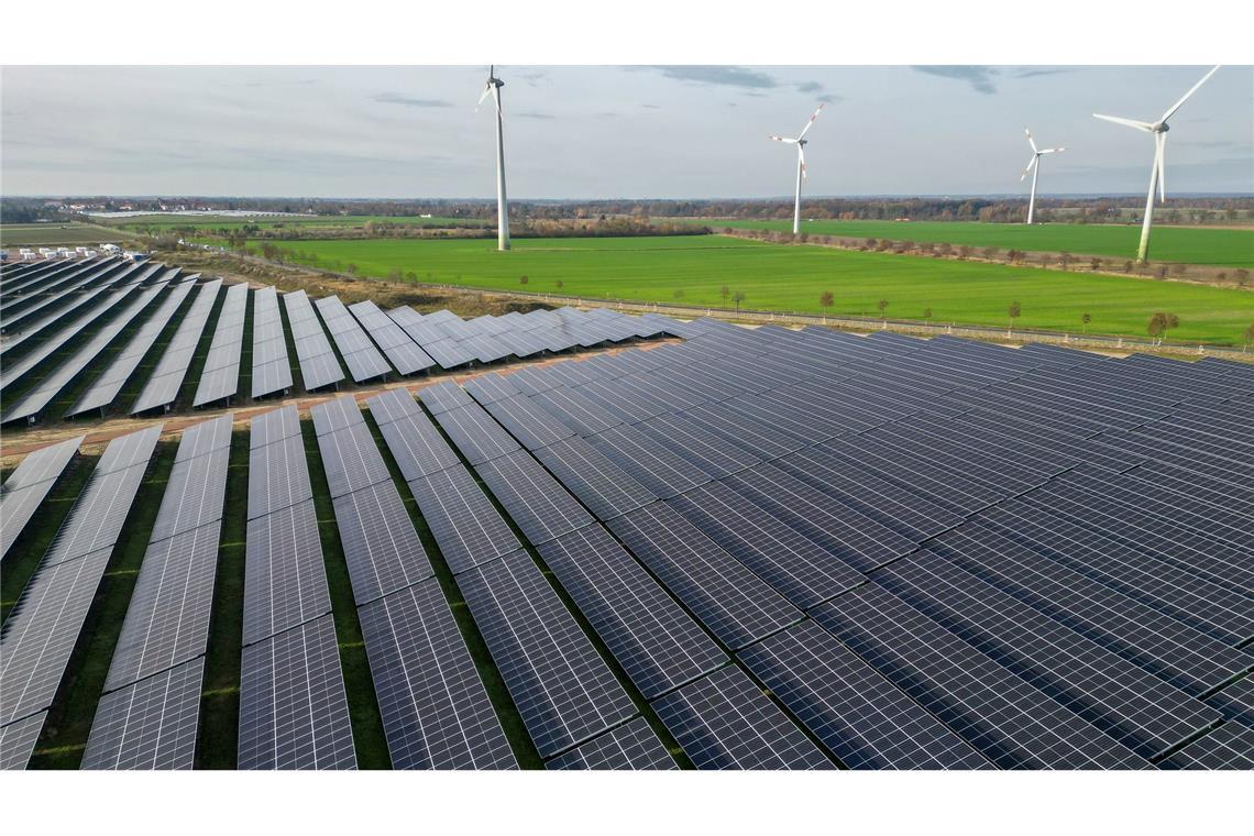 Windräder direkt neben Solaranlagen - es geht aufwärts bei der installierten Leistung der Erneuerbaren. (Archivbild)