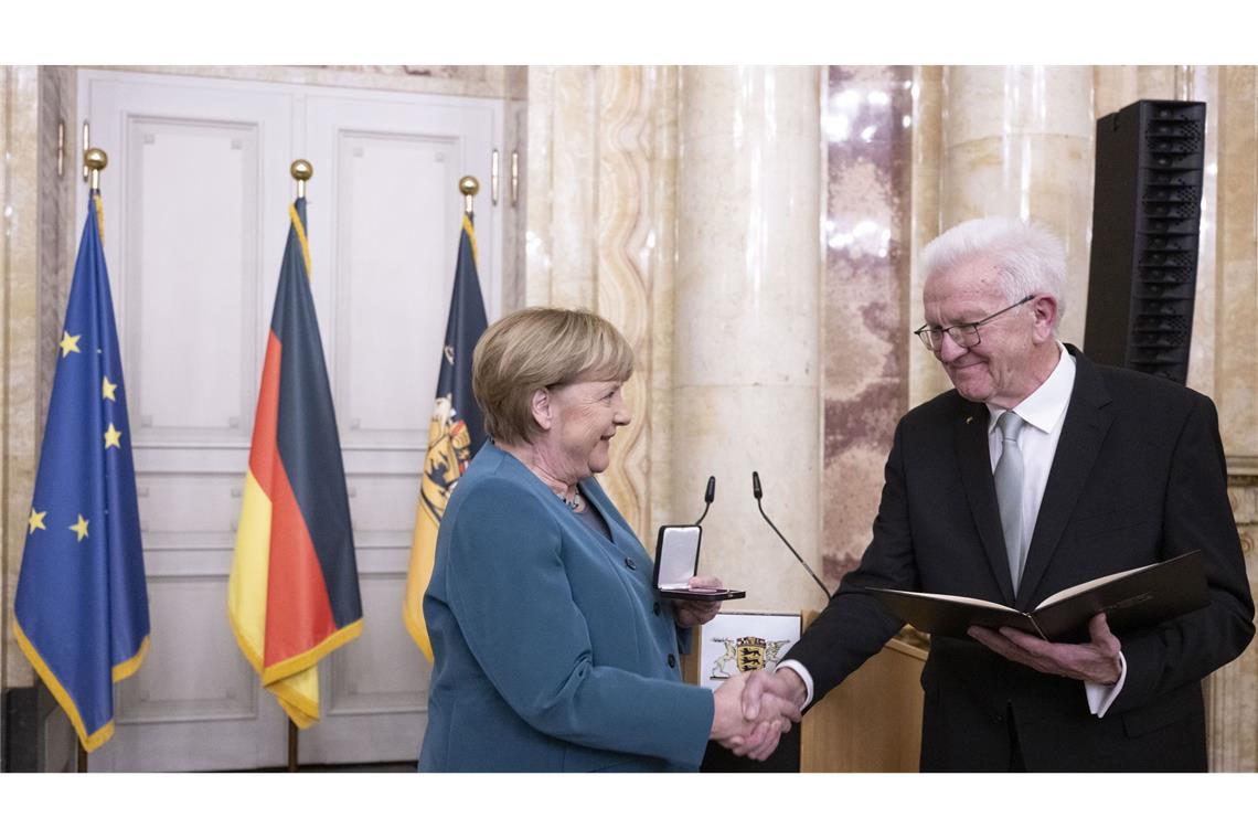 Winfried Kretschmann ehrte Angela Merkel vor wenigen Wochen mit der Stauffer-Medaille – und hatte noch etwas Persönliches dabei.