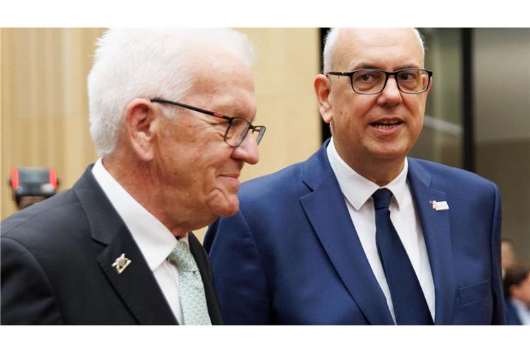 Winfried Kretschmann spricht bei seiner letzten Bundesratsitzung mit Andreas Bovenschulte.