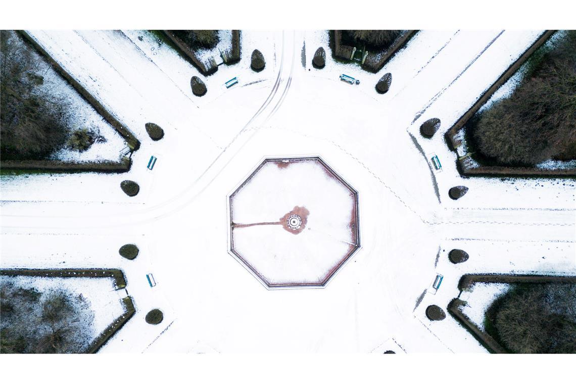 Bilder des Tages Winter in Niedersachsen: Die Aufnahme mit einer Drohne zeigt, dass der Schnee in den Herrenhäuser Gärten in Hannover ein Mandala gezeichnet hat.