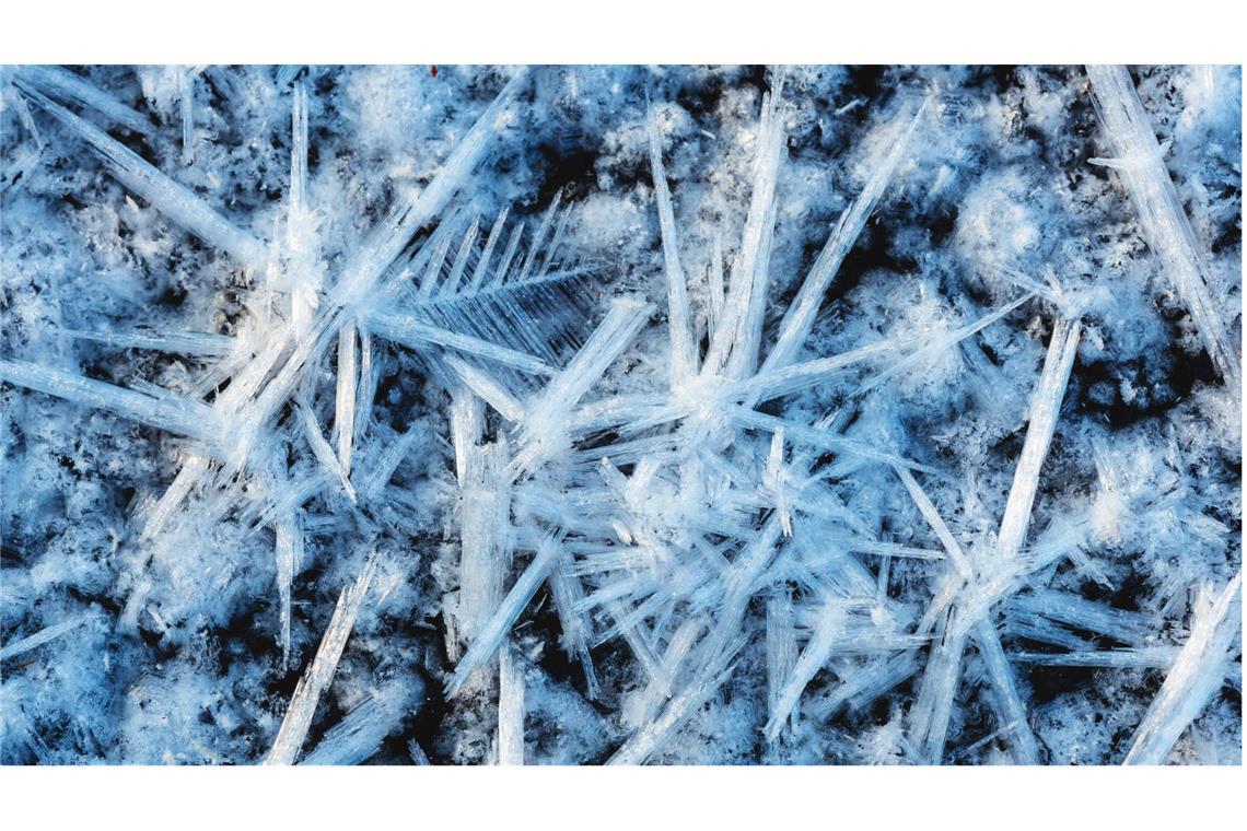 Was Schneeflocken so einzigartig macht Winter Wonderland: Zauberhafte aus Eis in einer Pfütze.