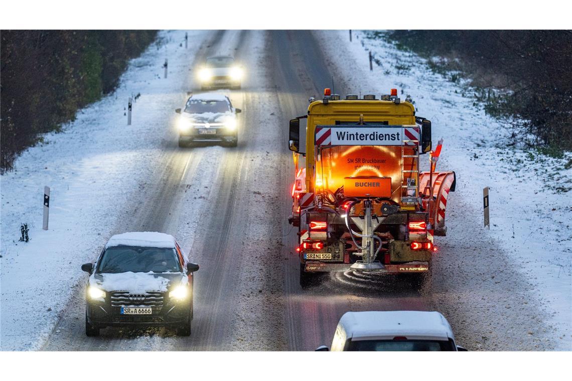 Winterdienst am Montag bei Straubing.