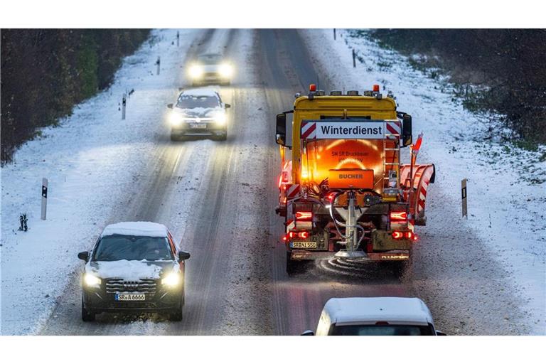 Winterdienst am Montag bei Straubing.