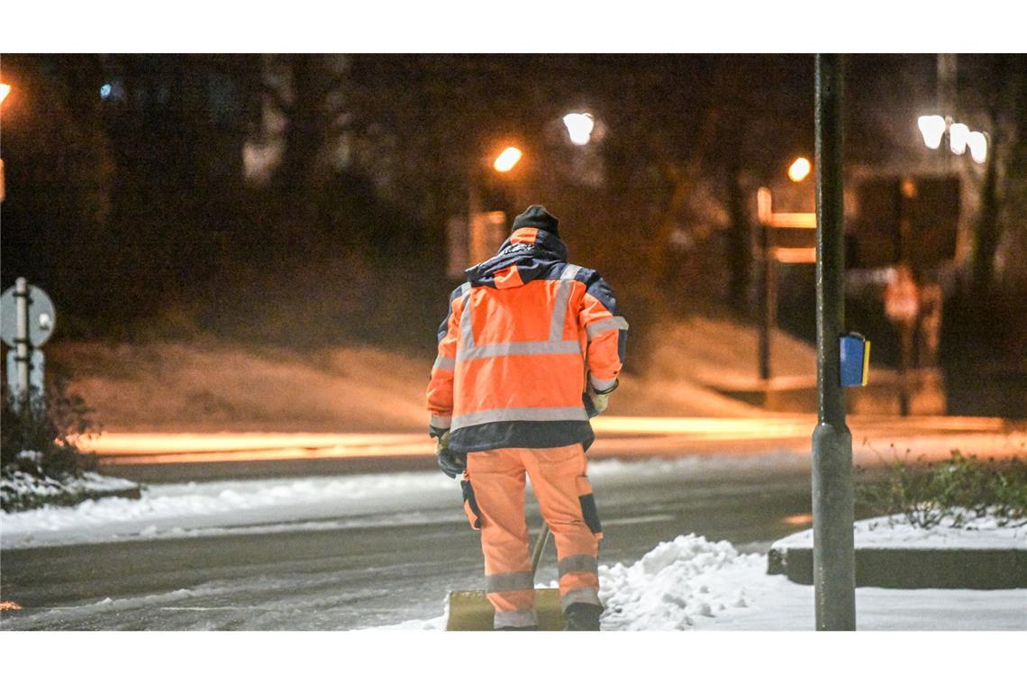 Glatteis und Schnee bringen Verkehr durcheinander Winterdienst in Aalen: Auch die Fußgängerwege werden von Schnee befreit.