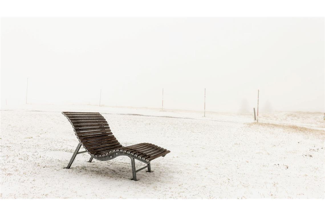 Bilder des Tages Wintereinbruch auf dem Feldberg: Schnee, Nebel und Wind in Baden-Württemberg