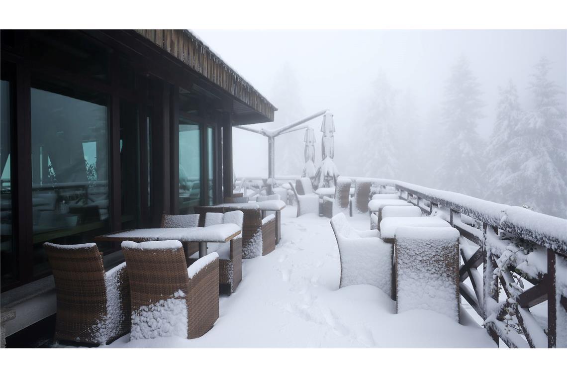 Bilder des Tages Wintereinbruch auf dem Jahorina: Restaurantterrasse nahe Sarajevo versinkt im Schnee