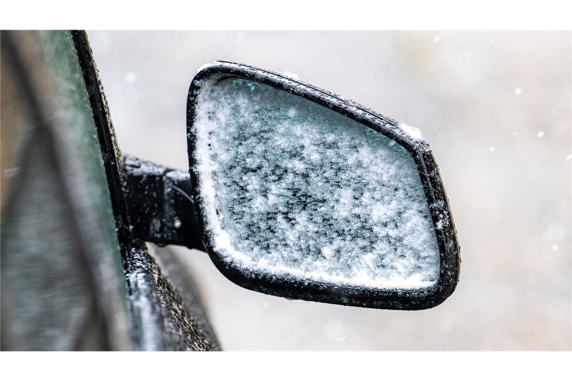 Wintereinbruch in Bayern – oberhalb von 800 Metern hat es geschneit, unterhalb droht überfrierende Nässe.