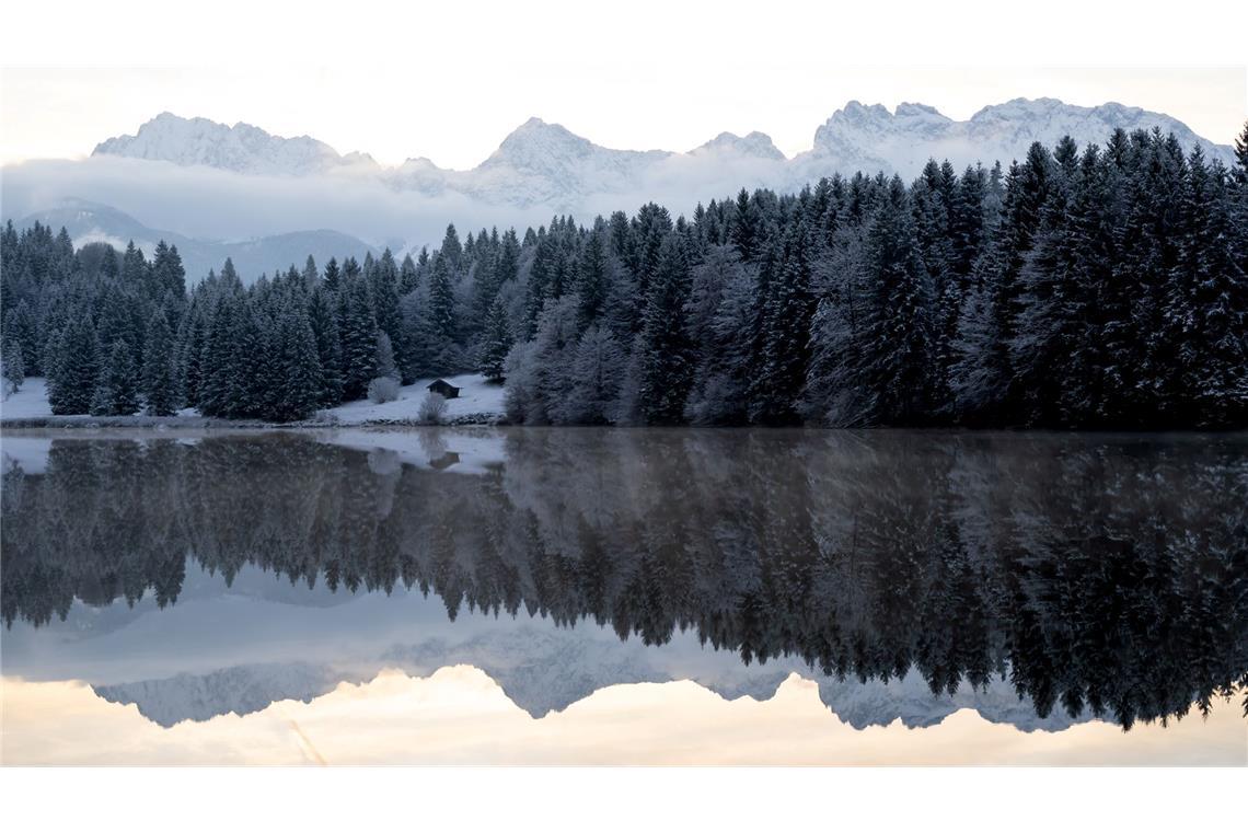 Winterliches Bayern: Das Karwendelgebirge spiegelt sich im Geroldsee.