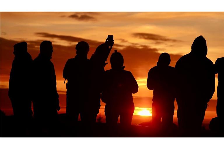 Wintersonnenwende: Wanderer erleben auf dem Brocken im Harz den Sonnenaufgang am kürzesten Tages des Jahres.