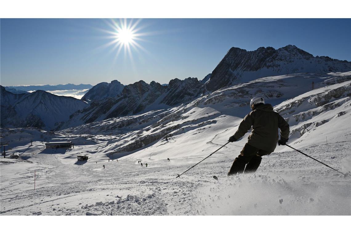 Carver, Kunstschnee, Klima: Skiverletzungen ändern sich Wintersportler genießen in der sich dem Ende zuneigenden Saison Sonnenschein und blauen Himmel. (Archivbild)