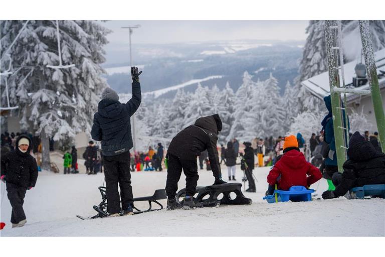 Wintersportler wie hier auf der Wasserkuppe in Hessen können sich freuen - es bleibt vorerst winterlich kalt in Deutschland.