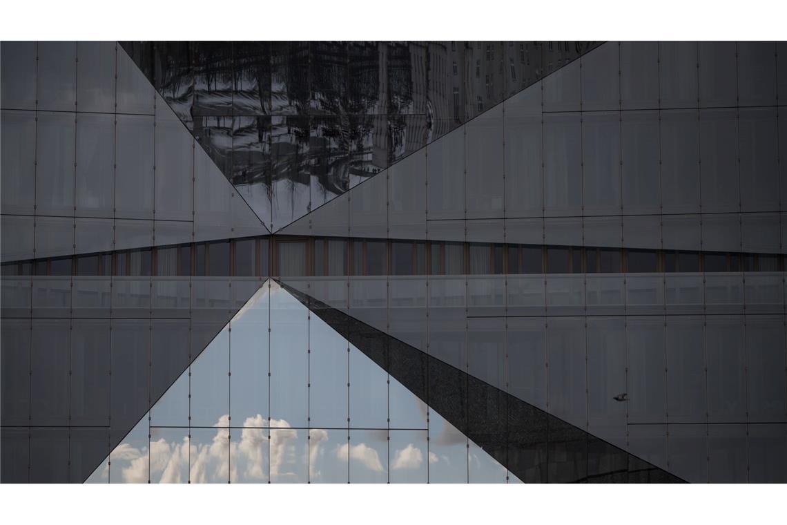 Bilder des Tages Winterwetter in Berlin: Der Himmel spiegelt sich in unterschiedlich angeordneten Scheiben des 3XN Cubes.