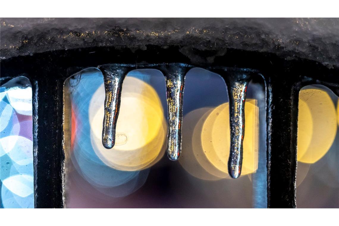 Bilder des Tages Winterwetter in den USA: kleine Eiszapfen hängen an einem Fahrradständer.