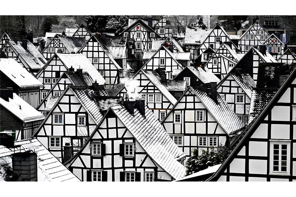Bilder des Tages Winterwetter in Nordrhein-Westfalen: Schnee legt auf den Dächern der Fachwerkhäuser des historischen Stadtkerns in Freudenberg.