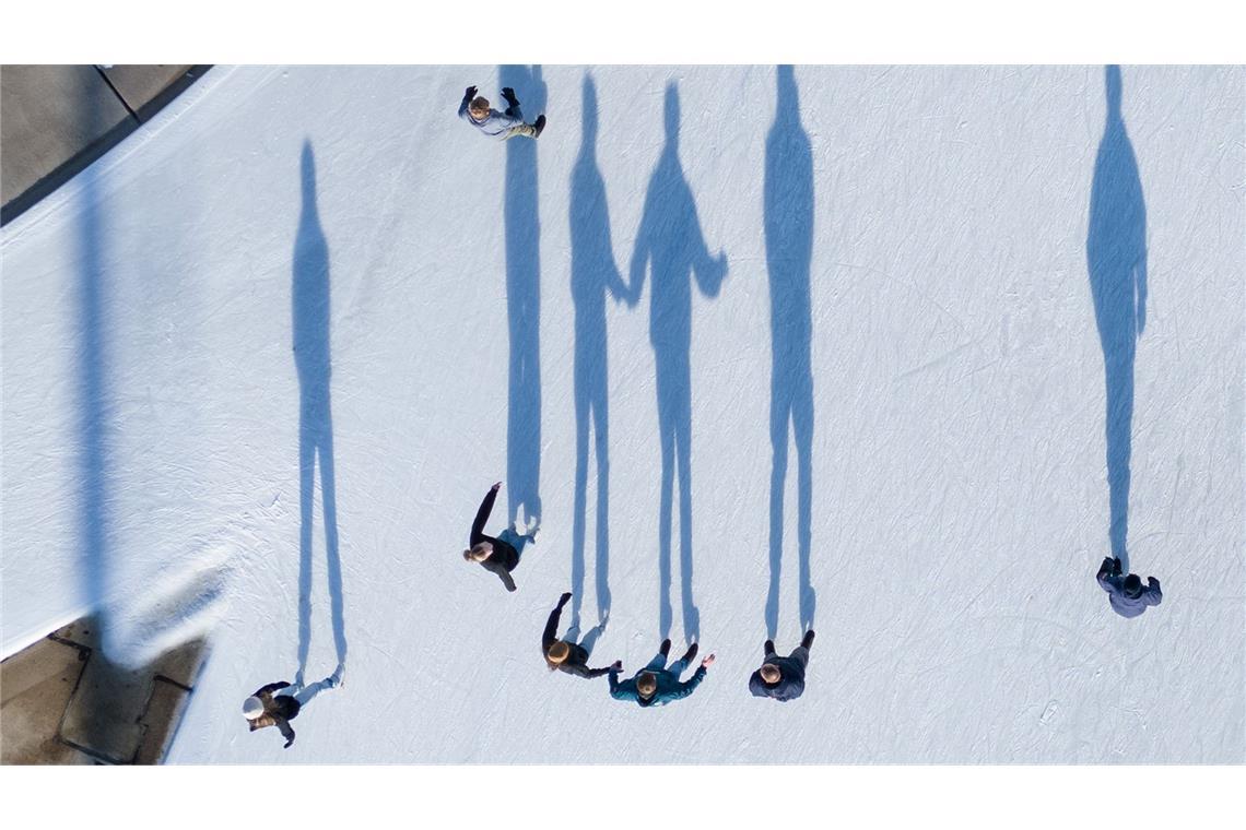 Bilder des Tages Winterzauber im Ostragehege: Lange Schatten auf der Eisbahn