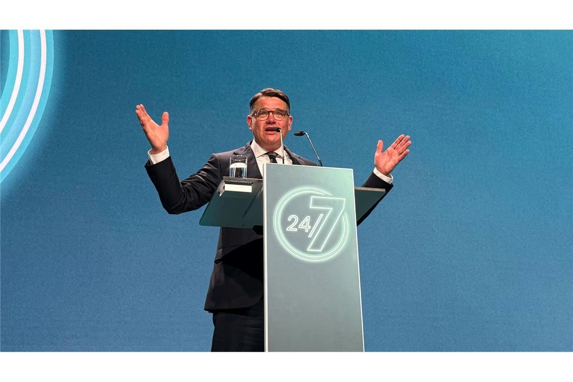 "Wir brauchen nicht weniger Merz, wir brauchen mehr Merz": Ministerpräsident Rhein stärkt dem Kanzler in seiner Rede auf dem Parteitag den Rücken.