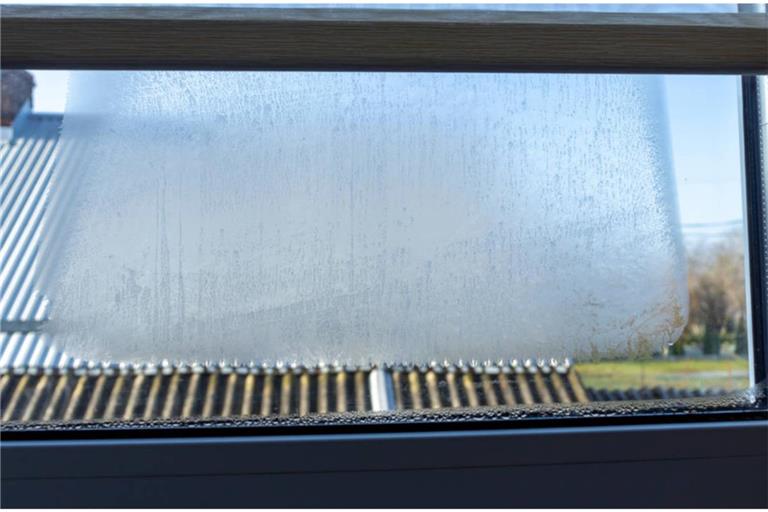 Wir erklären, warum sich Kondenswasser an der Außenseite von Fenstern bildet und wie man den Beschlag mit einfachen Mitteln vermeiden kann.