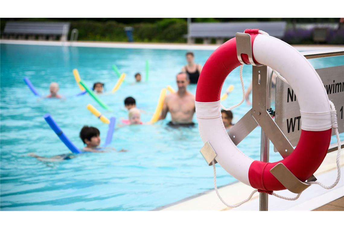 "Wir gehen nach wie vor davon aus, dass fast 60 Prozent der Schülerinnen und Schüler am Ende der vierten Klasse nicht sicher schwimmen können." Das sagte DLRG Präsidentin Ute Vogt. (Symbolbild)