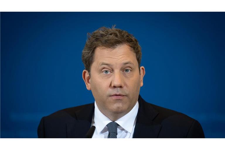 "Wir müssen weiter hart daran arbeiten, dass wir krisenfester und unabhängiger werden", so Klingbeil.