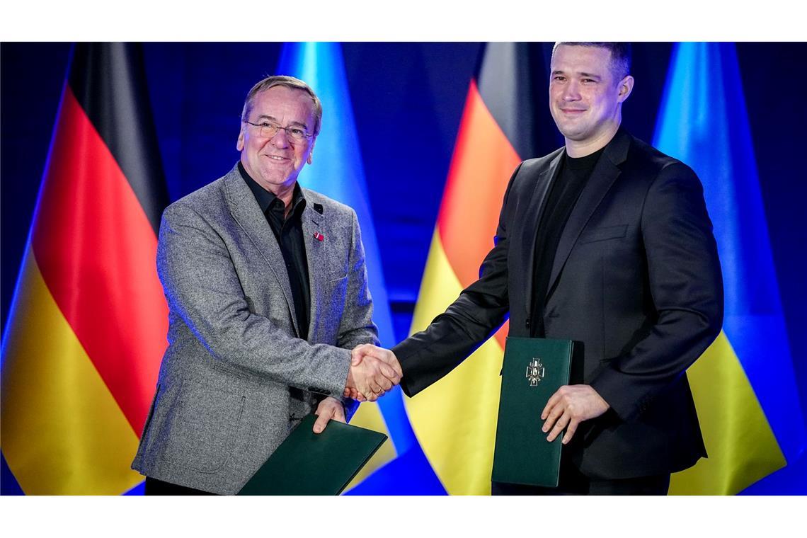 "Wir sind strategische Partner. Wir unterstützen euch einerseits weiter in eurem Abwehrkampf, aber andererseits bauen wir immer mehr auf eine strukturierte, langfristige Partnerschaft, auf die es ankommt", sagte Pistorius in Kiew.