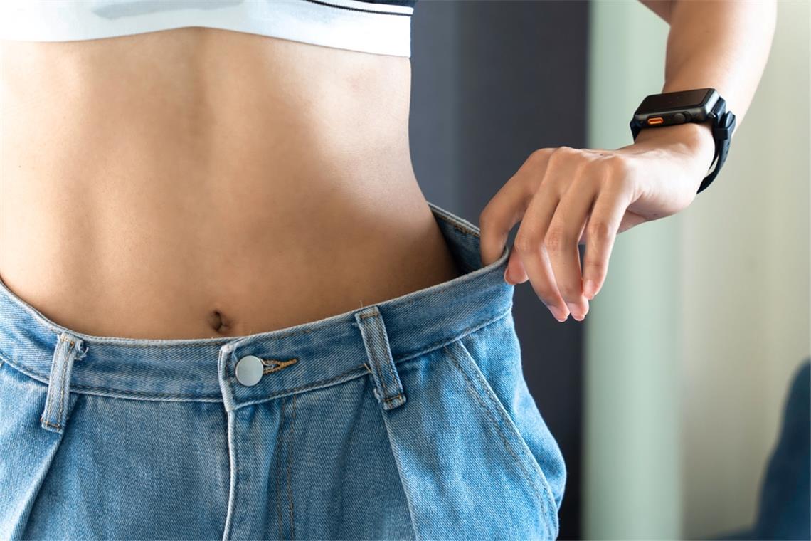 Wie viel sollte man maximal pro Monat abnehmen? Wir zeigen Ihnen, wie viel Kilo Sie in einem Monat gesund und effektiv abnehmen können.