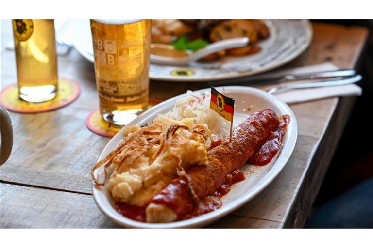Wird die Currywurst günstiger, wenn die Mehrwertsteuer für Speisen in der Gastronomie sinkt? (Symbolbild)