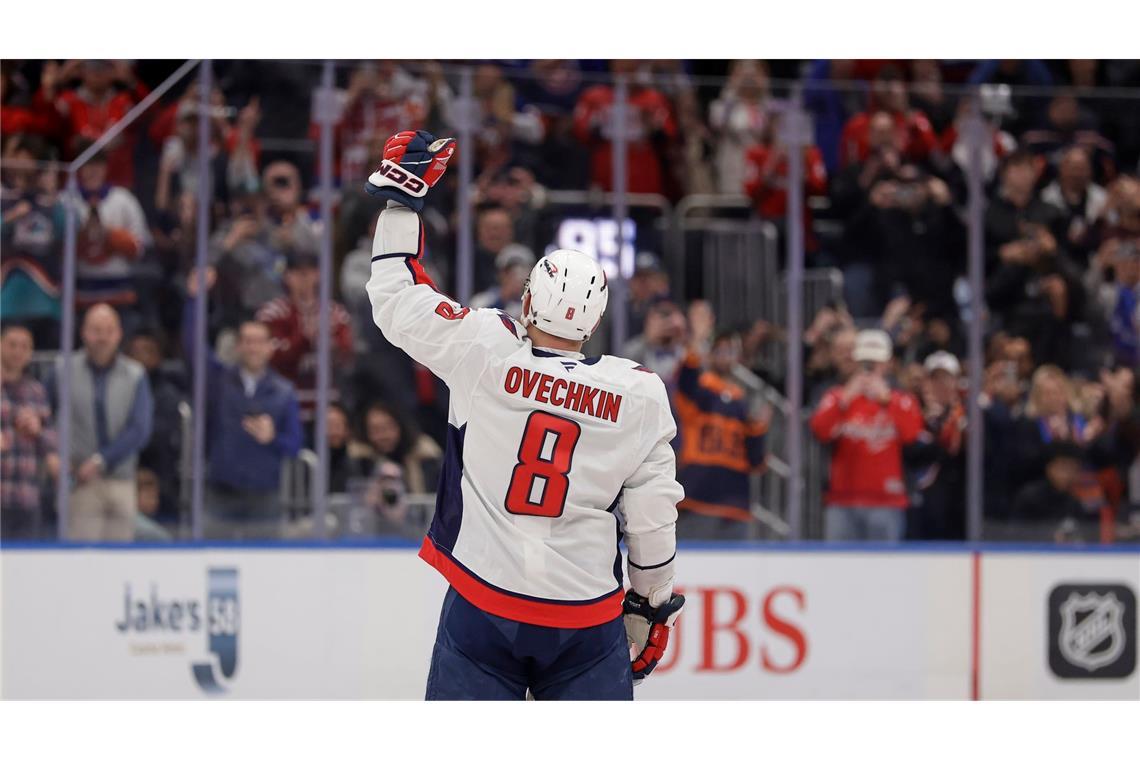 Putin gratuliert Eishockey-Star Owetschkin zu Torrekord Wird vom Publikum gefeiert: Eishockey-Größe Owetschkin.