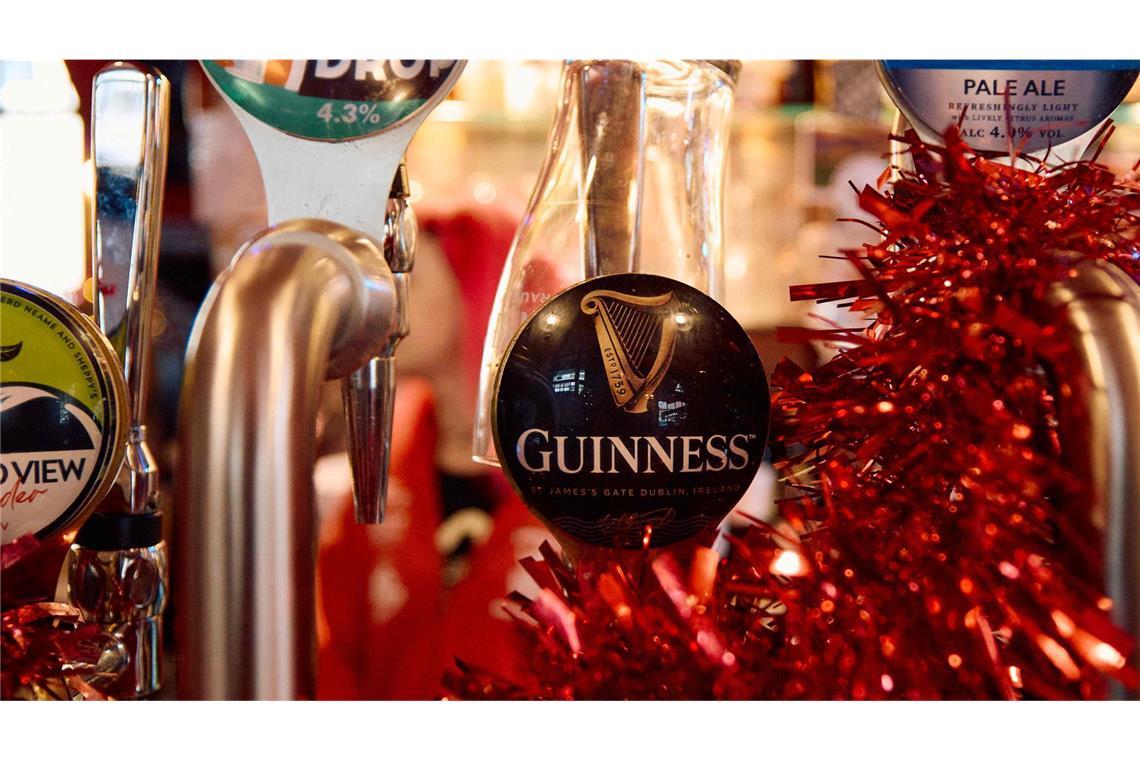 In britischen Kneipen wird das Guinness knapp Wirte in britischen Kneipen berichten, dass das Guinness-Bier knapp wird. (Symbolbild)