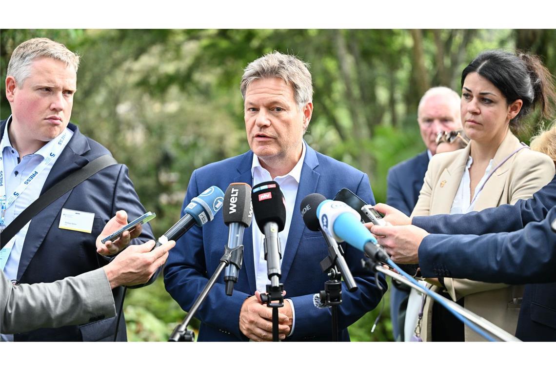 Habeck sieht Chance auf Rückzahlung von Northvolt-Kredit Wirtschaftsminister Habeck äußert sich zum angeschlagenen Batteriehersteller Northvolt.