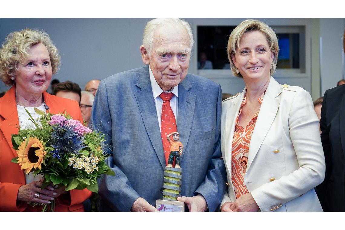 Mit neuester Technologie gegen das Stechen im Rücken Wirtschaftsministerin Nicole Hoffmeister-Kraut (rechts) ehrt den 87-jährigen Rutronik-Gründer Helmut Rudel.