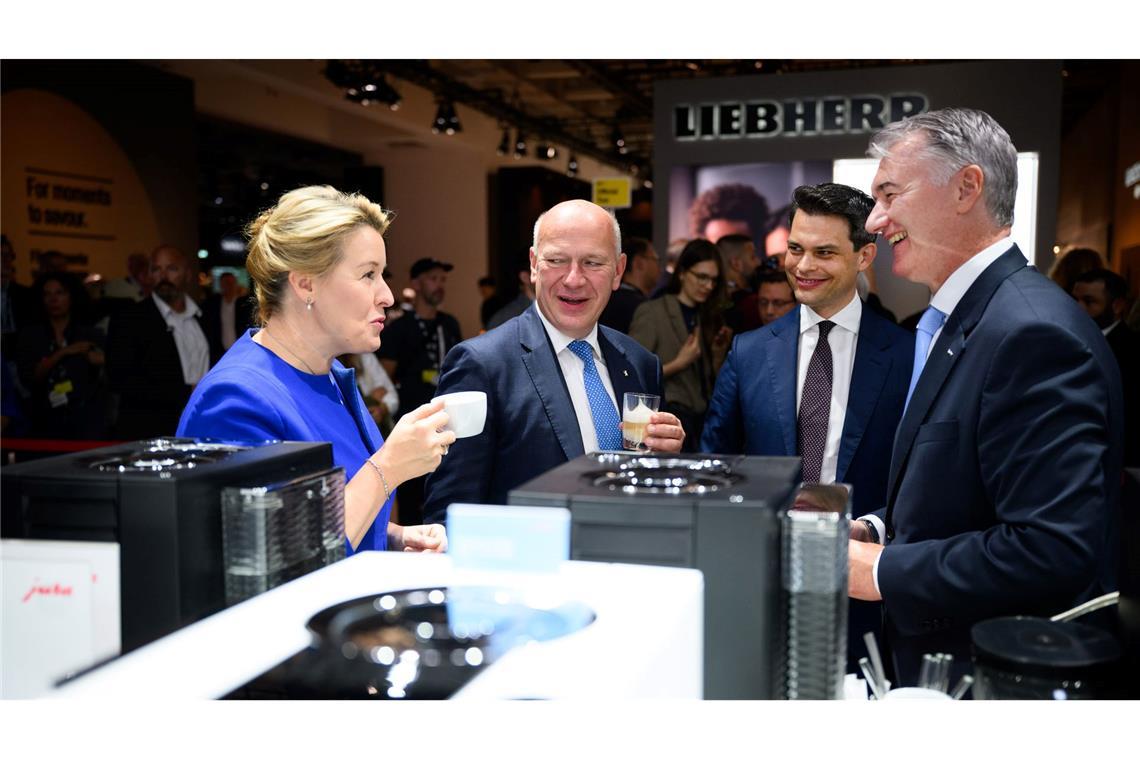 Vom Mähroboter bis zum Gaming-PC: Das sind die IFA-Trends Wirtschaftssenatorin Franziska Giffey lässt sich gemeinsam mit dem Regierenden Bürgermeister Kai Wegner einen Espresso am Stand von Jura Elektrogeräte schmecken.