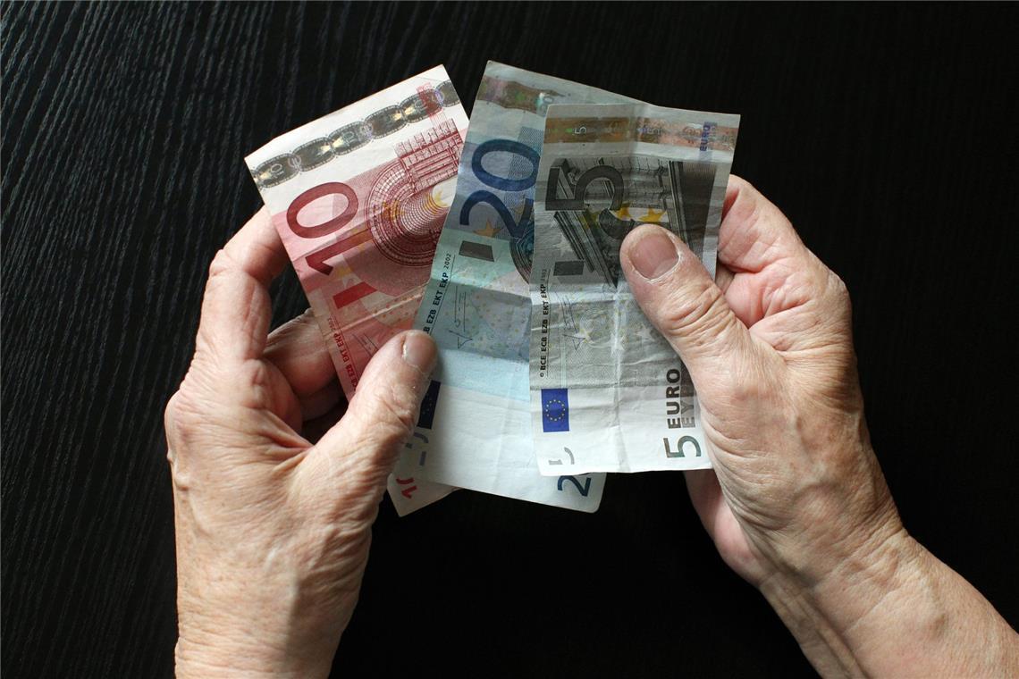 Witwen und Witwer können von der gesetzlichen Rentenversicherung einen Vorschuss auf die Witwen- oder Witwerrente beantragen.