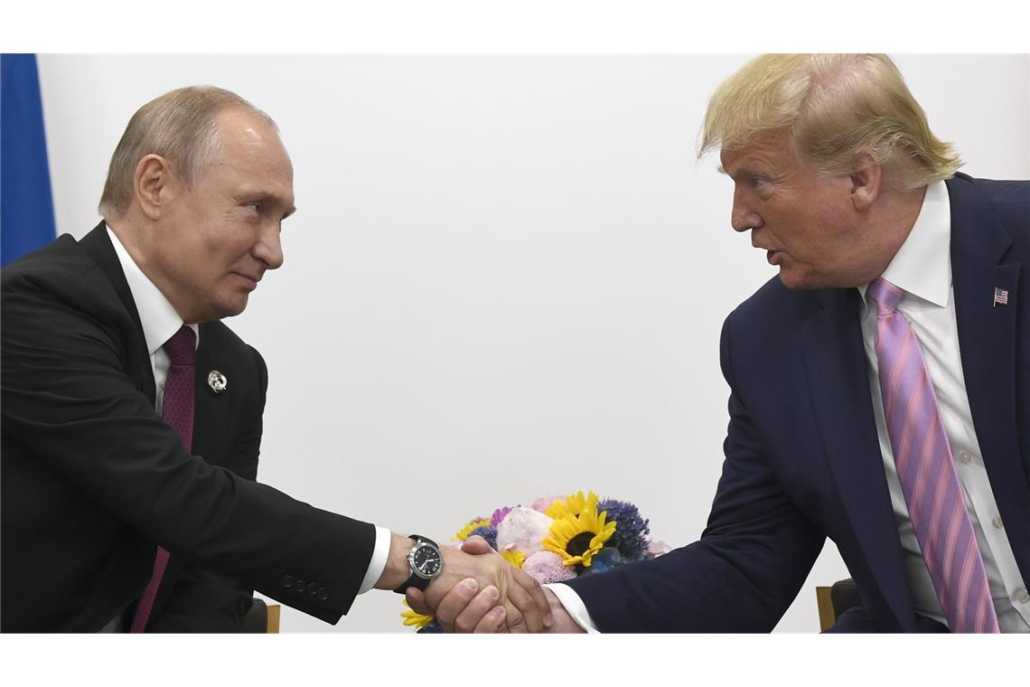 Wird es das entscheidende Treffen? Trump und Putin in Alaska Wladimir Putin (l), Präsident von Russland, und Donald Trump, Präsident der USA, geben sich während des G20-Gipfels 2019 die Hand